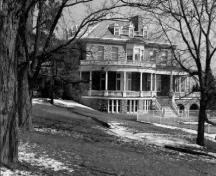 General view of the main entrance to Fulford Place, showing the classical detailing, with Romanesque Revival elements in the rusticated treatment of the masonry.; Parks Canada Agency/ Agence Parks Canada.