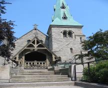 Vue générale de l'Église anglicane St. James-the-Less, qui montre le porche profond de l’entrée, avec son toit très incliné, ses avant-toits bas, et ses boiseries recherchées, 2006.; Chapel of St. James-the-Less, Alan Brown, July 2006.
