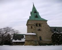 Vue générale de l'Église anglicane St. James-the-Less, qui montre les matériaux, y compris les garnitures en grès gris de Georgetown, en brique blanche et en pierre de l’Ohio, le toit en ardoise et le porche en bois, 2007.; Chapel of St. James-the-Less, Michael Kooiman, February 2007.