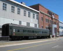 Vue de côté du Quai 21, qui montre son emplacement sur un quai dans le port de Halifax, derrière la gare ferroviaire, 2009.; Pier 21, Michael Sprague, 2009.