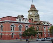 Vue générale l'hôtel de ville de Victoria, qui montre la masse extérieure symétrique, avec une tour centrale proéminente qui exprime le caractère de point d'intérêt municipal de l'édifice, 2011.; Parks Canada Agency / Agence Parcs Canada, Andrew Waldron, 2011.