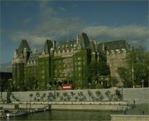 General view of the Empress Hotel, showing the unimpeded view of the harbour from the facade, 1991.; Parks Canada Agency/ Agence Parcs Canada, 1991.