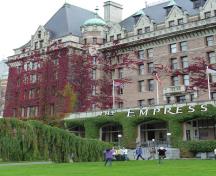 Vue générale de l'hôtel Empress, qui montre ses dimensions massives, son parement de pierre et de brique, ses toits de cuivre très pentus, ses pignons et lucarnes ornementés, ses tourelles polygonales coiffées de dômes, 2011.; Parks Canada Agency / Agence Parcs Canada, Andrew Waldron, 2011.