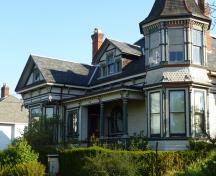 General view of 223 Robert Street, showing its projecting gable-roofed bay, brick chimneys, decorative bracketing and eaves detailing, 2011.; Parks Canada Agency / Agence Parcs Canada, Andrew Waldron, 2011.