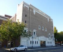 General view of Royal Theatre, showing the box-like, five-storey massing, 2011.; Parks Canada Agency / Agence Parcs Canada, Andrew Waldron, 2011.