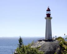 Vue générale du phare de la pointe Atkinson, qui montre la plate-forme du feu circulaire et son surplomb profond, 2009.; Point Atkinson Lighthouse, Mandy Jansen, 2009.