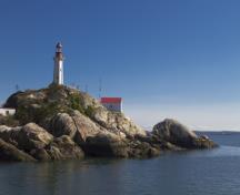 Vue générale du phare de la pointe Atkinson, qui montre son emplacement du point de vue extérieur de l’îlet Burrard, 2010.; Point Atkinson Lighthouse, Tyler Ingram, 2010.