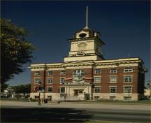 Entrée principale de l'Hôtel de ville de St. Boniface, 1986.; Parks CanadaAgency /Agence Parcs Canada, 1986.