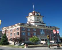 Vue générale de l'Hôtel de ville de St. Boniface, qui montre son style néo-classique, et notamment sa façade symétrique, 2005.; St. Boniface City Hall, Lil Zebra, 2005.