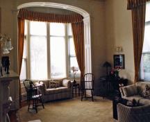 Vue de l'intérieur de la résidence de l’amiral et ancienne maison du magasinier, qui montre sa fonction comme une résidence publique d’inspiration classique.; Parks Canada Agency / Agence Parcs Canada, Ian Doull.