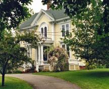 Vue détaillée de l'arrondissement historique d'Annapolis Royal, qui montre un exemple des bâtiments du XIXe et du XXe siècle en retrait de la rue sur de grands lots.; Parks Canada Agency / Agence Parcs Canada, Ian Doull.