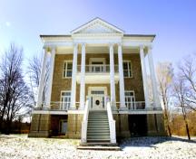 Vue générale du Willowbank, qui montre son entrée principale surmontée d’une véranda à colonnades à double hauteur.; The School of Restoration Arts At Willowbank, Emily Game.