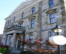 Vue détaillée du Palais de justice du district de Niagara, qui montre ses détails classiques tels que les pilastres corniers, le fronton, l’assise de ceinture et le porche à colonnes, 2010.; Old Niagara Court House, Sean Marshall, October 2010.