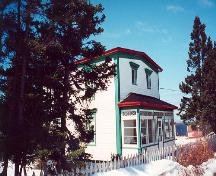 View of enclosed porch, Arnold Morris House, St. George's, NL.; Heritage Foundation of Newfoundland and Labrador, 2005