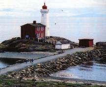 View of Fisgard Lighthouse, showing its massing comprising two simple forms, a cylindrical tower with attached rectangular house.; Ian Doull / Agence Parcs Canada, 2010 - Ian Doull / Parks Canada Agency, 2010