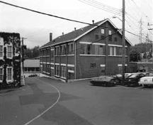 Vue générale de l'entrée principale (ouest) et élévation du sud, 1989.; Agence Parks Canada Agency, Ian Doull, 1989.