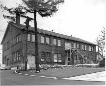 Vue générale de l'élévation du nord et de l'entrée principale, 1950.; National Archives Nationales, PA-176379, 1950.