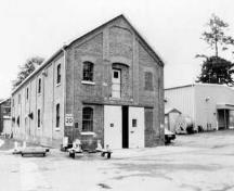 Vue de l'extérieur du Signal Hill No. 508, qui montre le briquetage ornemental, les ouvertures en arc segmentaire et la plinthe, 1989.; Parks Canada Agency / Agence Parcs Canada.