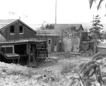 Vue de l'extérieur de l'Emplacement de canons, no 578, qui montre l’imposant volume simple et bas de ce bâtiment partiellement enseveli, 1989.; Ian Doull, AHB, Parks/Parcs Canada, 1989