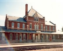 View of the track-side façade of the railway station; Parks Canada Agency / Agence Parcs Canada, Kate MacFarlane, 1989.