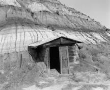 Vue de la mine de charbon Atlas Numéro Trois, qui montre une remise à explosifs située près du sommet de la colline, au niveau de l'entrée de la mine, 1998.; Agence Parcs Canada / Parks Canada Agency, W. Wylie, 1998.
