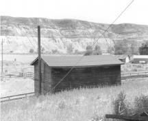 Vue de la mine de charbon Atlas Numéro Trois, qui montre les couches de roches sédimentaires du versant de la colline, 1998.; Agence Parcs Canada / Parks Canada Agency, W. Wylie, 1998.