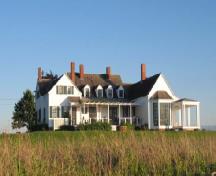 Vue générale du Thinkers' Lodge, qui montre son emplacement sur une vaste propriété qui s’avance dans le détroit de Northumberland, 2007.; Parks Canada Agency/ Agence Parcs Canada, Danielle Hamelin, 2007.