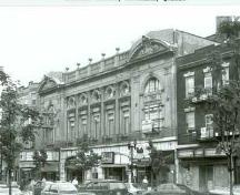 Corner view of the Rialto Theatre National Historic Site of Canada, showing the main façade facing Parc Avenue, 1993.; Agence Parcs Canada / Parks Canada Agency, Nathalie Clerk, 1993.
