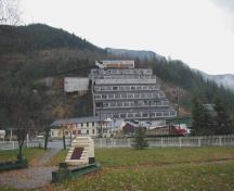 Vue générale du Concentrateur-des-Mines-Britannia qui montre son emplacement géographique, en bordure des montagnes, près d’un port maritime, 2002.; Parks Canada Agency / Agence Parcs Canada, 2002.