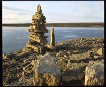 Vue générale de l'île d'Igloolik montrant un inukshuk.; Parks Canada Agency / Agence Parc Canada