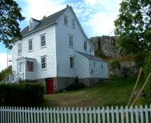 View of the front and right facades of Lakeview, Brigus, NL. ; © HFNL 2007