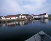 Vue générale de l'Arrondissement historique de Battle Harbour, montrant les quais et trottoirs en bois, 2003.; Parks Canada Agency/Agence Parcs Canada, J. McQuarrie, 2003.