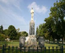 Vue principale du cénotaphe de Manitou, Manitou, 2011.; Historic Resources Branch, Manitoba Culture, Heritage and Tourism, 2011