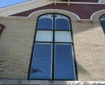 Détail de grande fenêtre de nef et de maçonnerie de briques de l'église unie St. Andrew's, Manitou, 2011.; Historic Resources Branch, Manitoba Culture, Heritage and Tourism, 2011
