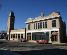 Vue d'ensemble de la façade principale et du bureau d'administration municipale rattaché à l'édifice municipal et auditorium de Virden, Virden, 2005; Historic Resources Branch, Manitoba Culture, Heritage & Tourism, 2005