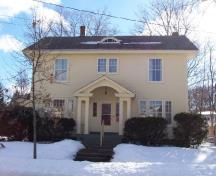 La vue avant de 21, rue Grey, situé du côté sud de la rue, montrant la façade avant équilibrée; City of Fredericton