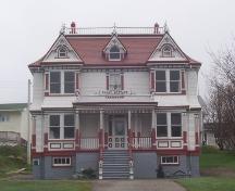 View of front facade of Sunny Cottage, Harbour Breton, NL. Photo taken May 2006.; © HFNL/Andrea O'Brien 2006