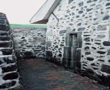 Vue des détails de l'entrée principale de la Poudrière sud et les murs d'enceinte de protection, 1994.; Parks Canada Agency / Agence Parcs Canada, Jérôme, J.P., 1994.