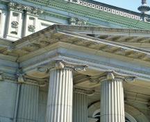 Vue détaillée du Osgoode Hall qui montre les caractéristiques spécifiques de son architecture, 1993.; Parks Canada Agency / Agence Parcs Canada, J Butterill, 1993.