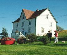 View of the front and right facades of Patrick Hayden Residence, Petite Forte, NL. ; © HFNL 2006