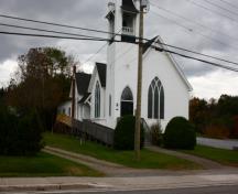 Vue de l'église montrant l'avant et le côté.; Grand Bay-Westfield