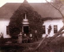 Image historique de la maison Stevens montrant les membres de la famille; Stevens Family