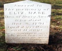 Stèle de marbre blanc pour ce qui est considéré comme la première inhumation dans le cimetière ; Grand Bay-Westfield