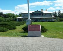 View of the façade of Villa Reford, showing the commemorative plaque.; Parks Canada Agency / Agence Parcs Canada.