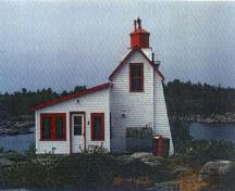 View of the rear entrance to the Lighthouse, showing the seamless joining of the tower and dwelling.; Agence Parcs Canada / Parks Canada Agency.