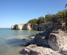 Petites falaises de Steep Rock, région d'Hilbre, 2013; Historic Resources Branch, Manitoba Tourism, Culture, Heritage, Sport and Consumer Protection, 2014