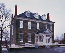Vue générale de l'Édifice-de-l'Amirauté qui montre sa façade ornée de cinq baies disposées de façon symétrique avec une entrée centrale ornée d'un fronton.; Parks Canada Agency / Agence Parcs Canada.