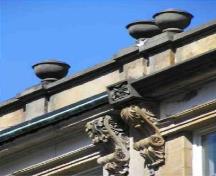 Détail d'un bâtiment de l’îlot Granville, qui montre un des éléments architecturaux d’inspiration italienne, les moulures décoratives sur les avant toits, 2005.; Parks Canada Agency / Agence Parcs Canada, 2005.
