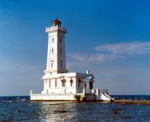 Vue générale du Phare-de-la-Point-Abino, qui montre sa situation à l'extrémité nord-est du lac Érié.; Parks Canada Agency / Agence Parcs Canada.