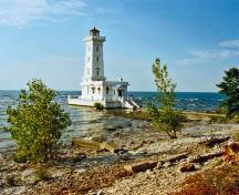 Vue générale du Phare-de-la-Point-Abino, qui montre les perspectives dégagées depuis la jetée vers la rive.; Parks Canada Agency / Agence Parcs Canada.